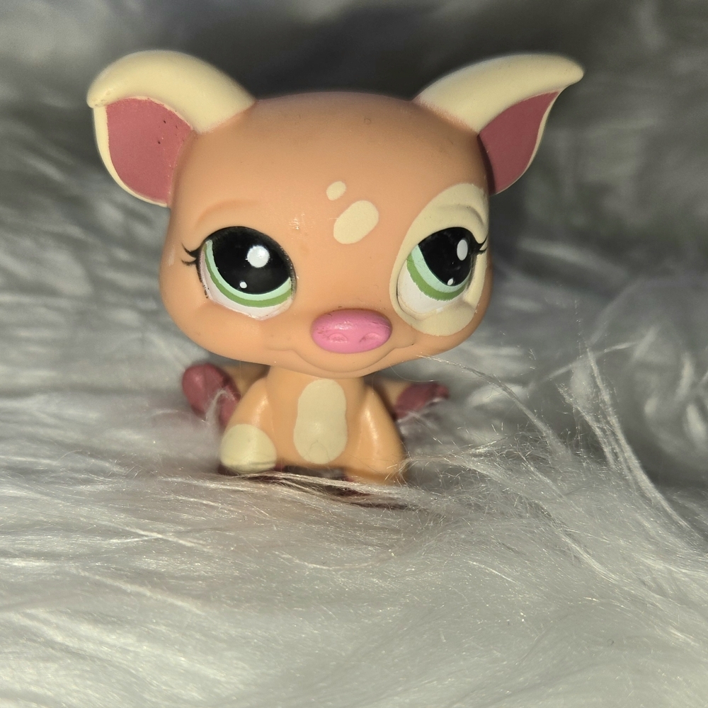 Littlest Pet Shop Peach and Pink #1595 Humble Pie Pig With Green Eyes 2006Figure
